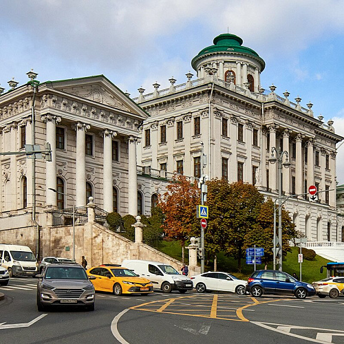 Старинная улица Воздвиженка